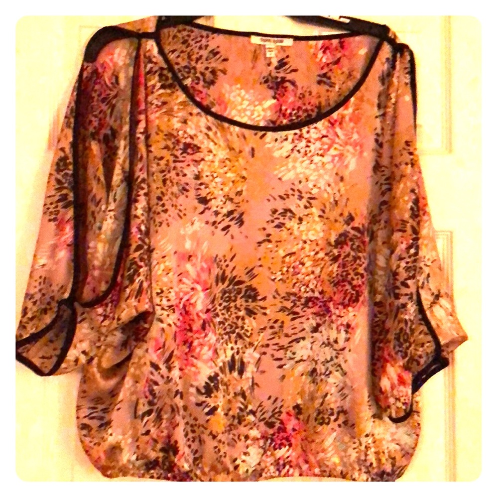 Silky floral top with open sleeves